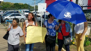 Afectados con jarabe envenenado en Herrera piden apoyo a la CSS