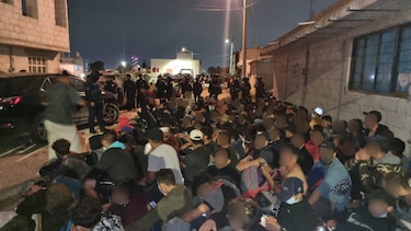 Agentes encuentran a 82 migrantes hacinados en un camión de carga en México