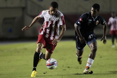 Río Abajo golea 3-0 al Árabe Unido y pone un pie en la final
