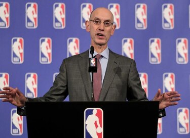 Comisionado de la NBA espera que jugadores escuchen de pie el himno