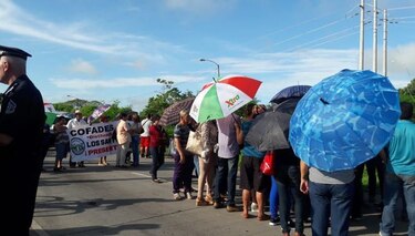 Afectados con el dietilenglicol cierran vías en Panamá y Azuero