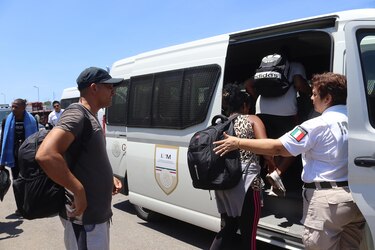 Autoridades hallan a 148 migrantes hacinados en un remolque de camión en el este de México