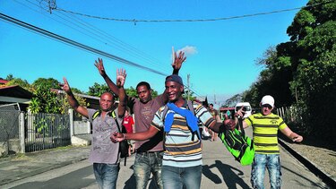 Migrantes cubanos abandonan puerto colombiano