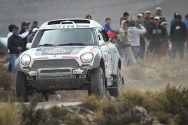 Al Attiyah gana la décima etapa y Peterhansel casi atrapa al líder