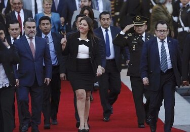 Fiscalía anuncia investigación a vicepresidenta de Ecuador