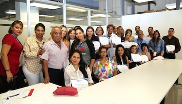 Premian con un mes de sueldo a empleados públicos por no faltar al trabajo
