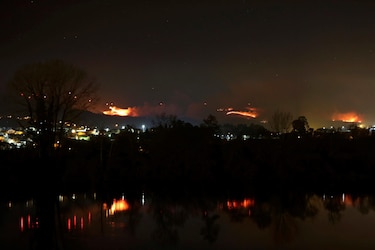 Protección civil lusa envía refuerzos a Madeira frente a incendio con decenas de evacuados