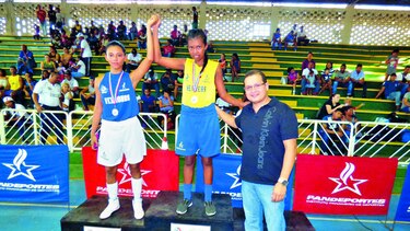 Boxeadores juveniles se fajan sobre el ‘ring’