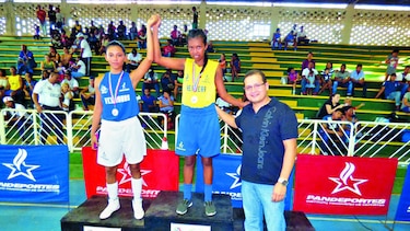 Boxeadores juveniles se fajan sobre el ‘ring’
