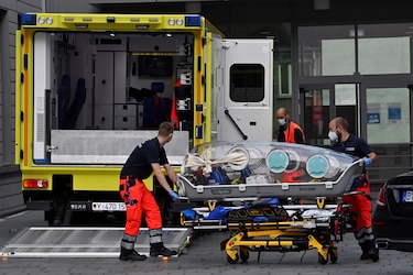 Opositor ruso Alexei Navalny, ‘estable’ y hospitalizado en Alemania