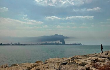 Gran incendio en el puerto de Beirut, semanas después de la devastadora explosión