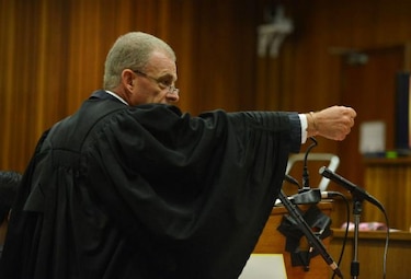 Fiscal Nel argumenta que Pistorius ajustó mira para balear a su novia