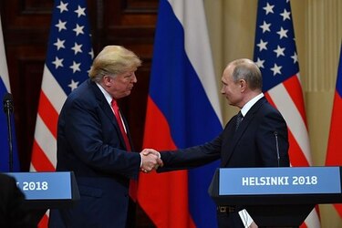 Trump y Putin inician cumbre con apretón de manos