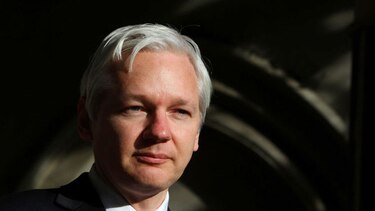 Ecuador 'sospecha' que Reino Unido espía a Assange en su embajada en Londres