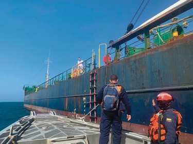 Marinos panameños varados en buque fondeado en Santa Marta