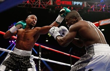 Mayweather retiene títulos, iguala marca y se retira