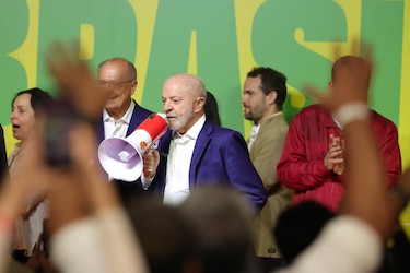 Lula reconoce que el resultado en primera vuelta es ‘inesperado’ y critica a Bolsonaro