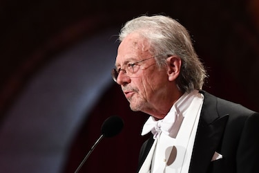 Handke recibe el Nobel de Literatura en Estocolmo bajo una lluvia de críticas