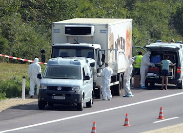 Encuentran 20 cadáveres dentro de un camión en Austria