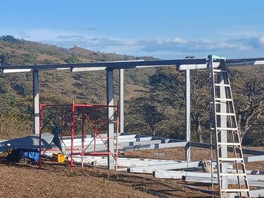Escuelas en comarcas siguen padeciendo pobre infraestructura a pesar de proyectos del Meduca