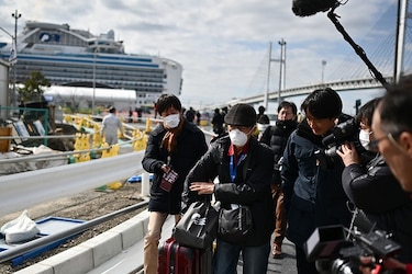 Pasajeros del crucero ‘Diamond Princess’ desembarcan tras cuarentena en Japón