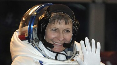 La astronauta de más edad bate récord de caminata espacial