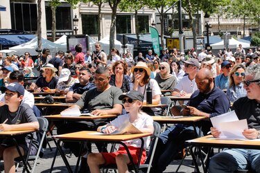 París bate el récord del dictado más grande del mundo en los Campos Elíseos