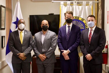 Procurador Caraballo se reúne con miembros del FBI y fiscales del Departamento de Justicia de Estados Unidos