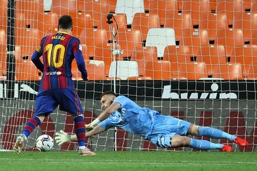 Messi logra un doblete y acaricia título de máximo goleador en España