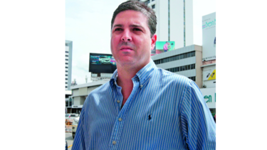 Exministro Jaime Ford sale de El Renacer