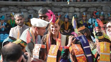 Príncipe Guillermo y su esposa visitan glaciar Hindu Kush