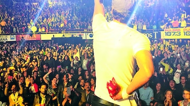 Heridas de Enrique Iglesias en un concierto son peores de lo que se creía