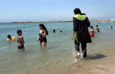Una ordenanza anti-burkini crea polémica en Francia