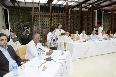 FARC destaca 'valentía' de segundo grupo de víctimas de conflicto colombiano