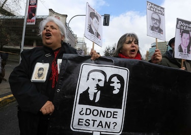 Miles de chilenos marchan en recuerdo de las víctimas de la dictadura