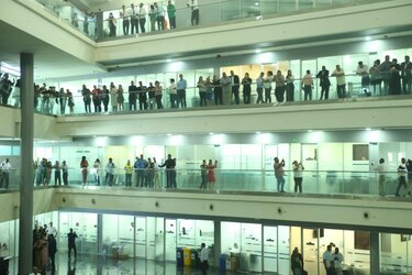 Cheque a cheque: la cacería de botellas sacude la Asamblea