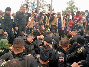 Dejan en libertad a 78 policías y 6 trabajadores retenidos en sur de Colombia