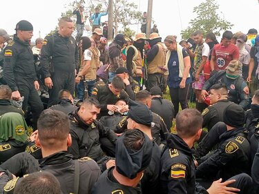 Dejan en libertad a 78 policías y 6 trabajadores retenidos en sur de Colombia