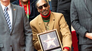 Rapero Snoop Dogg se agradece a sí mismo al recibir estrella de Hollywood