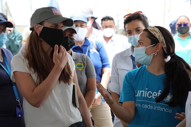 Directora de seguridad transfronteriza de Estados Unidos visita Darién para conversar con migrantes y autoridades locales