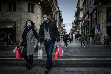 Europa está frente al dilema del confinamiento, mientras la Covid-19 bate récord de contagios en el mundo