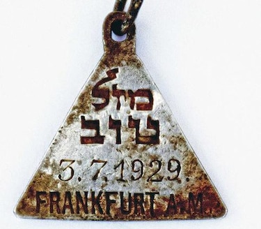 Hallan colgante que al parecer perteneció a Anne Frank