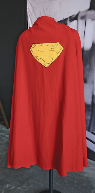 Subastan la capa de la  primera película de Superman