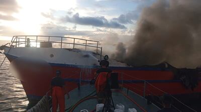 Se incendia embarcación: labores de extinción se extienden por más de 12 horas en Amador
