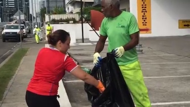 Ciudadanos apoyan en la recolección de la basura tras celebración por el pase al Mundial