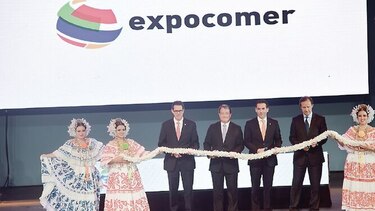 Vitrina comercial abre sus puertas