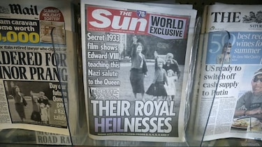 Diario publica imágenes de reina Isabel II de niña realizando el saludo nazi