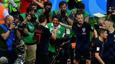 Croacia invita al fotógrafo de AFP que quedó atrapado bajo sus futbolistas