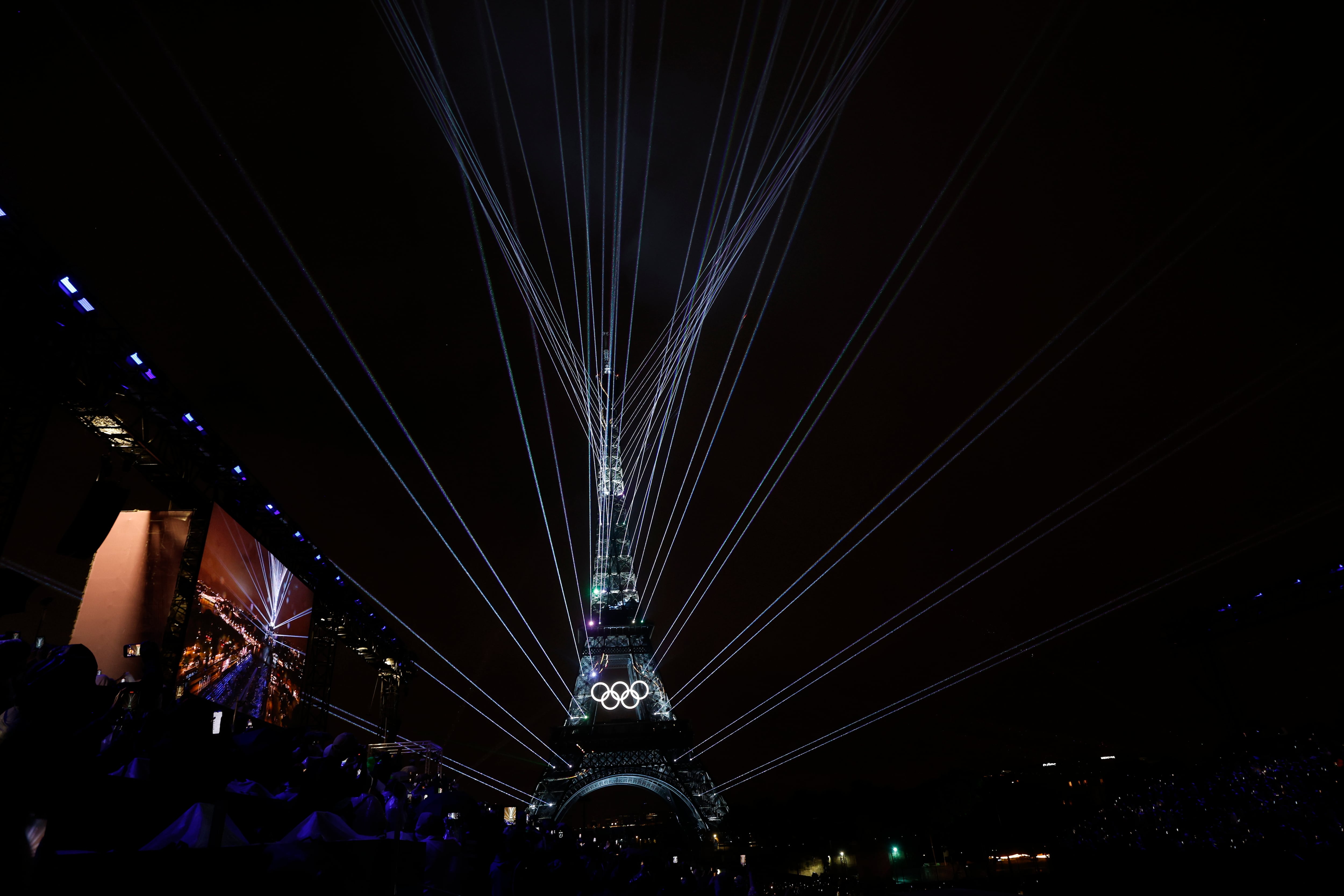 La Torre Eiffel iluminada vista desde la Plaza del Trocadero. EFE/Juanjo Martín