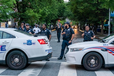 La policía desmantela el campamento de estudiantes que protestaban en la Universidad George Washington